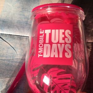 🌺 T-MOBILE Cup with pink straw